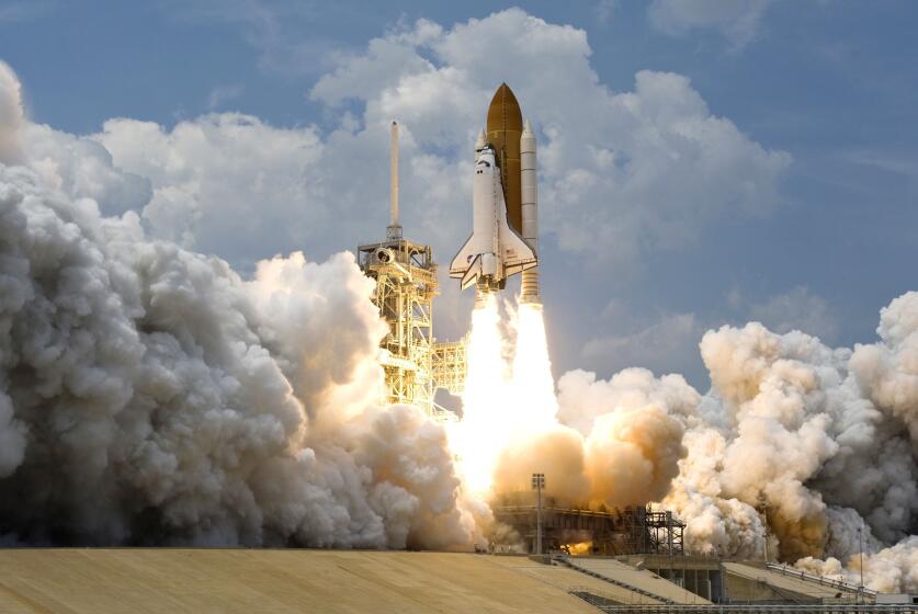 Eine Rakete hebt mit Trägerbooster und einem Feierschweif ab