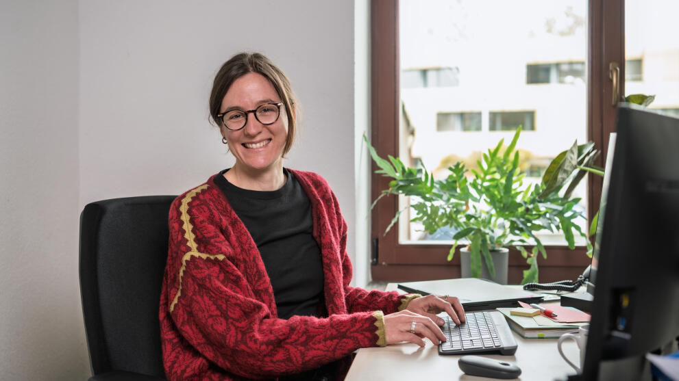 Stefanie Kremmel sitzt am Schreibtisch