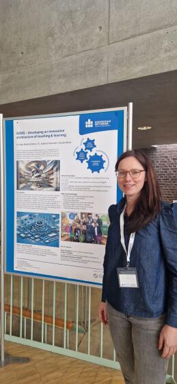 Anja Mede-Schelenz steht vor dem Poster