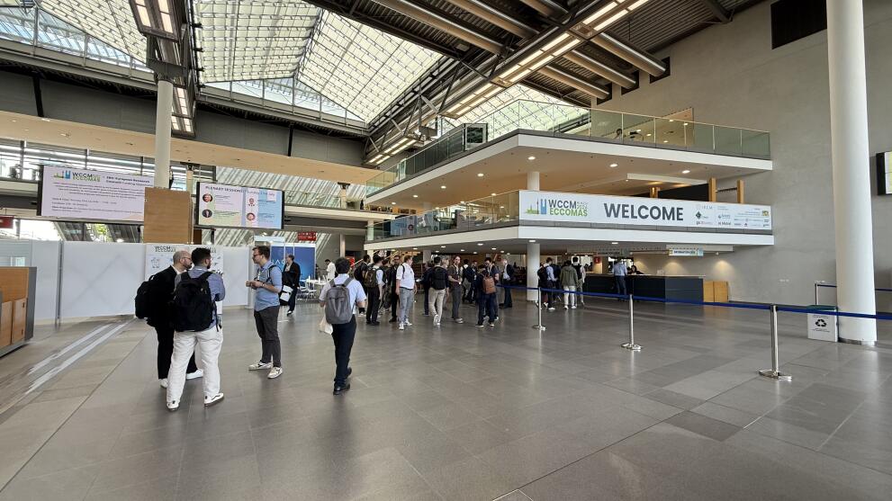 Personen stehen und laufen in einer Lobby