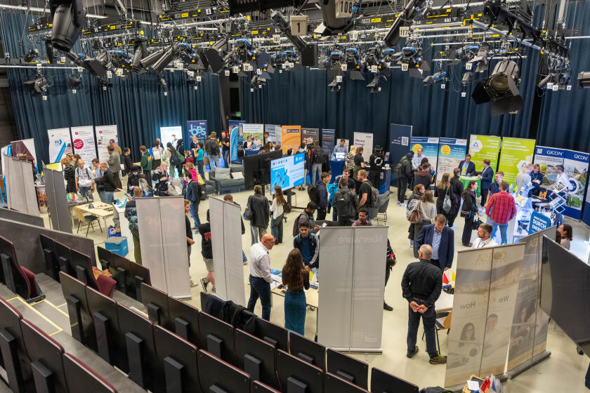 Zahlreiche Firmenstände präsentieren sich im Fernsehstudio der Hochschule Mittweida zum Career Day.