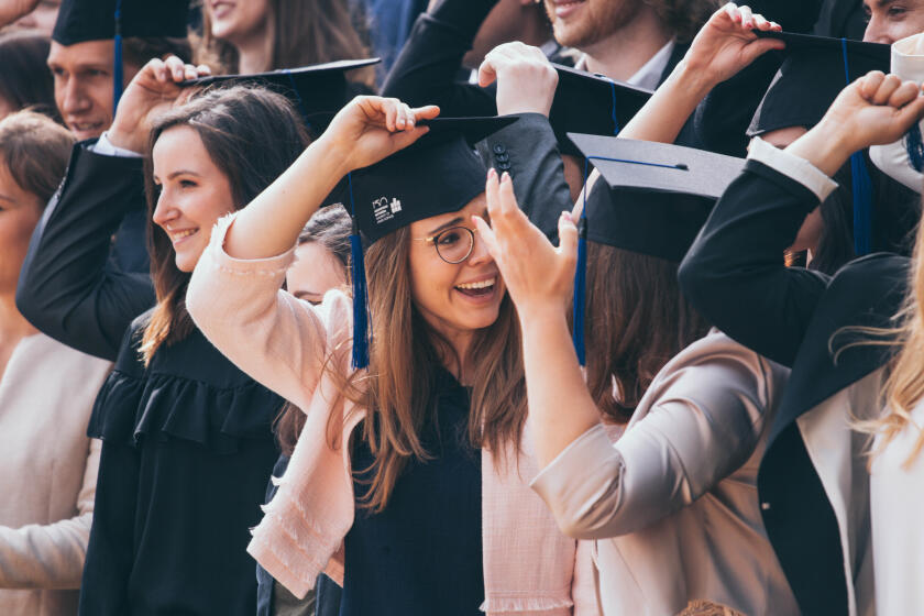 Ehemalige Studierende feiern ihren Abschluss mit dem Tragen des Bachelorhutes.