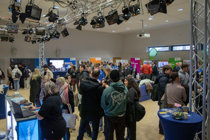 An Informationsständen werden Besuchende zum Studienangebot der Hochschule Mittweida beraten.